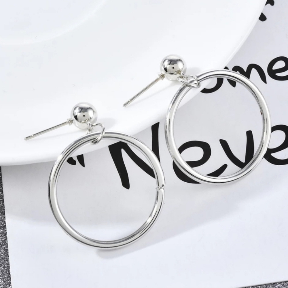 Dangling Circle Fashionable Earrings Silver Color